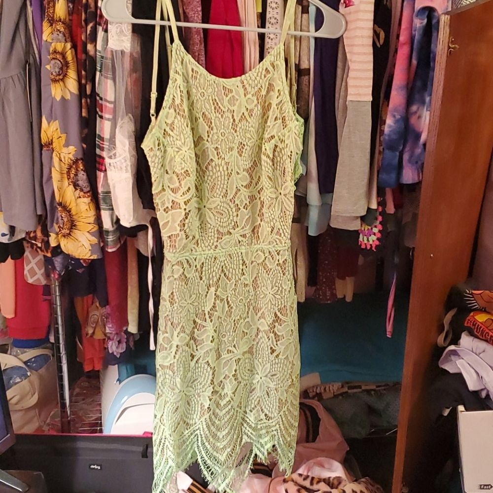 Large cute lace dress with open back & tie details